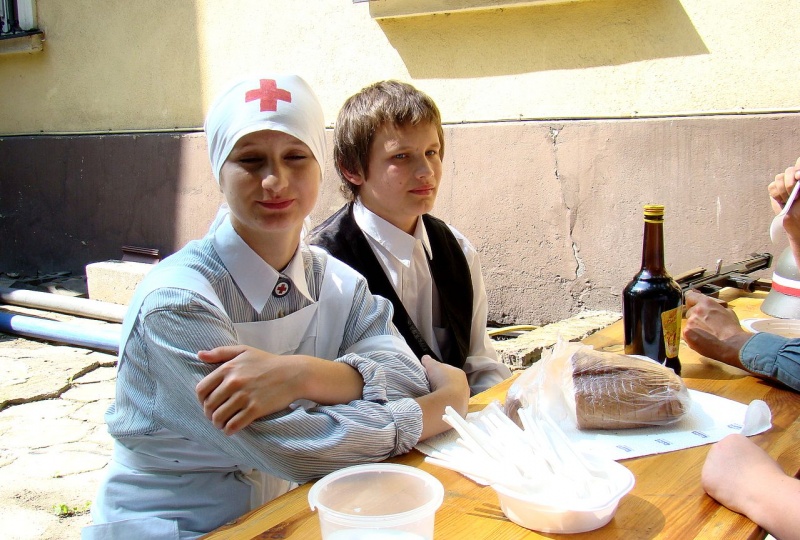 Zdjęcie w galerii na portalu naszwodzislaw.com: Sanitariuszki i mundurowi przy muzeum wiadomości z regionu