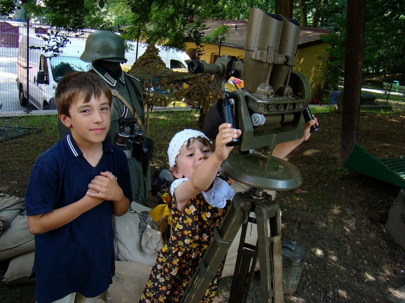 Zdjęcie w galerii na portalu naszwodzislaw.com: Sanitariuszki i mundurowi przy muzeum wiadomości z regionu