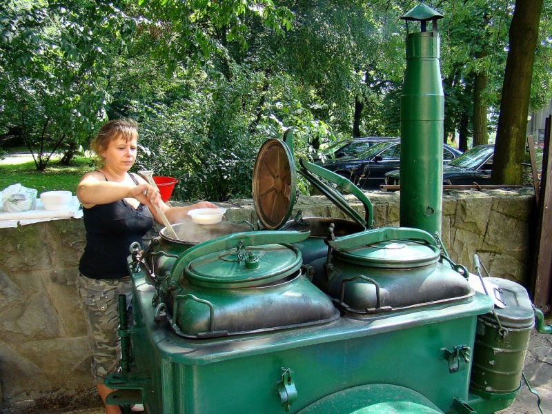 Zdjęcie w galerii na portalu naszwodzislaw.com: Sanitariuszki i mundurowi przy muzeum wiadomości z regionu