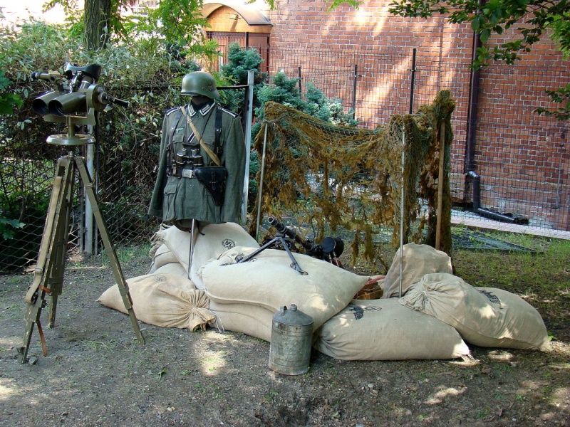 Zdjęcie w galerii na portalu naszwodzislaw.com: Sanitariuszki i mundurowi przy muzeum wiadomości z regionu