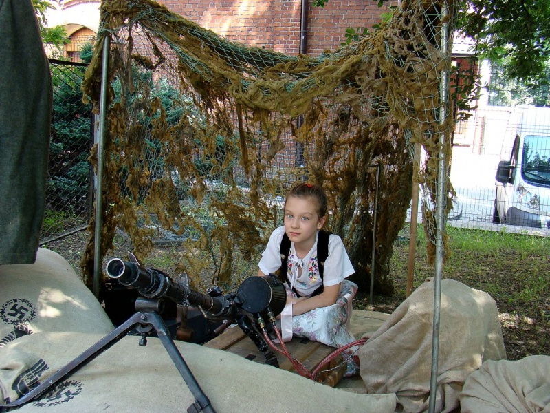 Zdjęcie w galerii na portalu naszwodzislaw.com: Sanitariuszki i mundurowi przy muzeum wiadomości z regionu