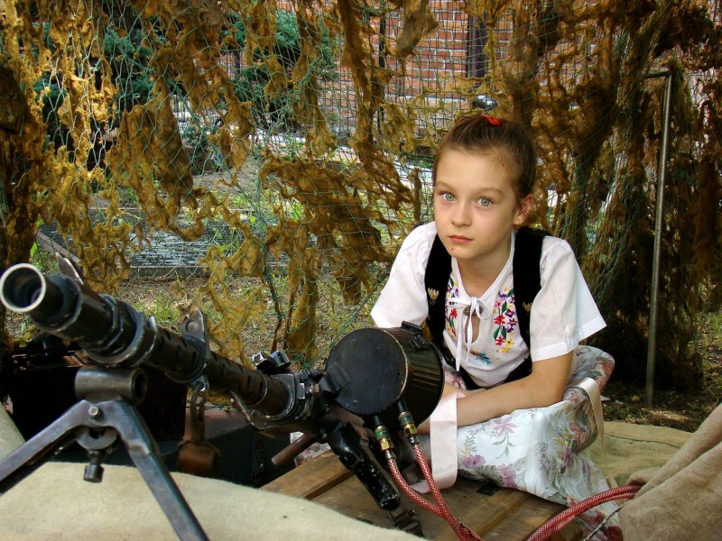 Zdjęcie w galerii na portalu naszwodzislaw.com: Sanitariuszki i mundurowi przy muzeum wiadomości z regionu