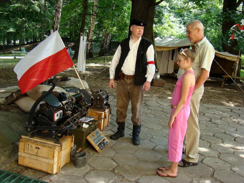 Zdjęcie w galerii na portalu naszwodzislaw.com: Sanitariuszki i mundurowi przy muzeum wiadomości z regionu