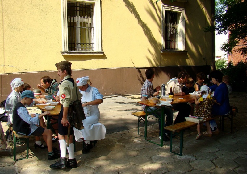 Zdjęcie w galerii na portalu naszwodzislaw.com: Sanitariuszki i mundurowi przy muzeum wiadomości z regionu