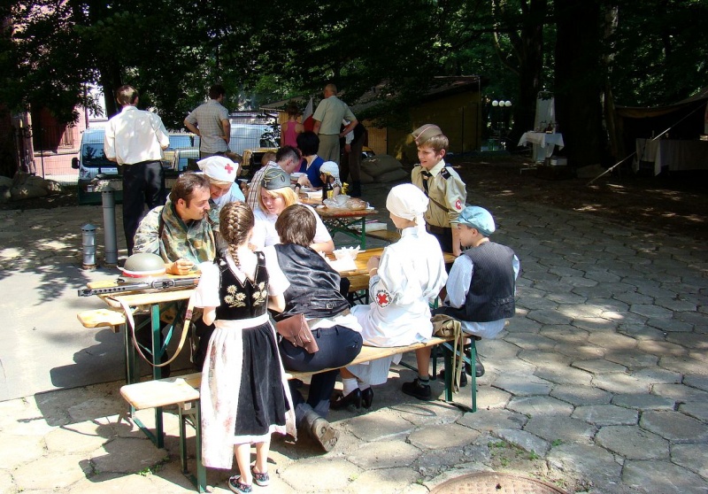 Zdjęcie w galerii na portalu naszwodzislaw.com: Sanitariuszki i mundurowi przy muzeum wiadomości z regionu