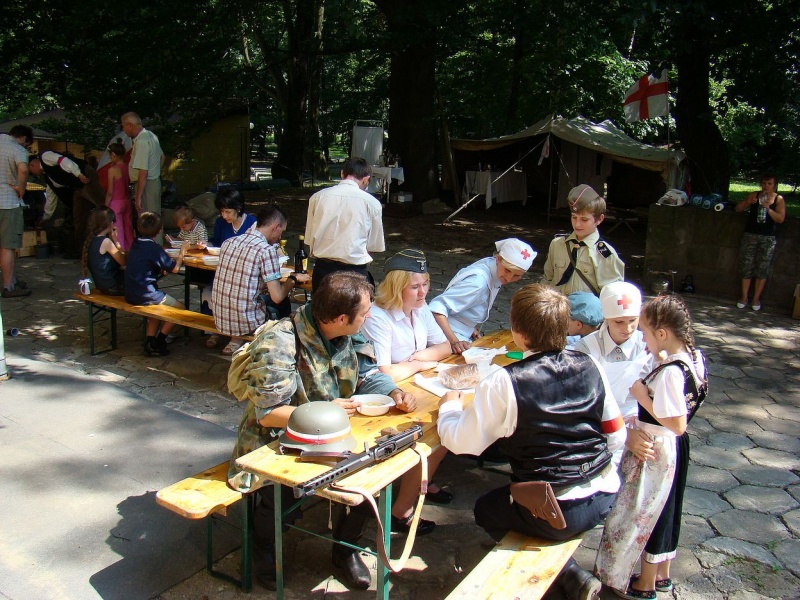 Zdjęcie w galerii na portalu naszwodzislaw.com: Sanitariuszki i mundurowi przy muzeum wiadomości z regionu