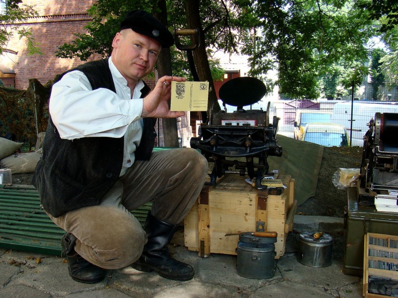 Zdjęcie w galerii na portalu naszwodzislaw.com: Sanitariuszki i mundurowi przy muzeum wiadomości z regionu