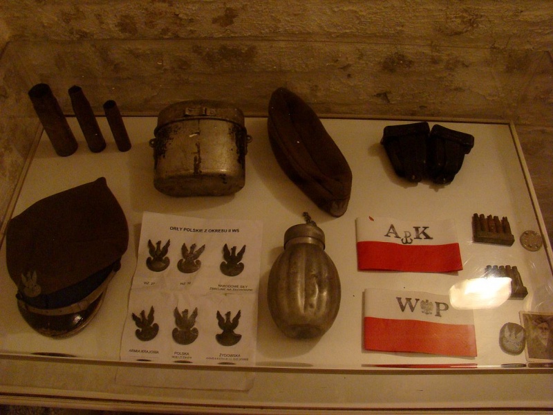 Zdjęcie w galerii na portalu naszwodzislaw.com: Sanitariuszki i mundurowi przy muzeum wiadomości z regionu