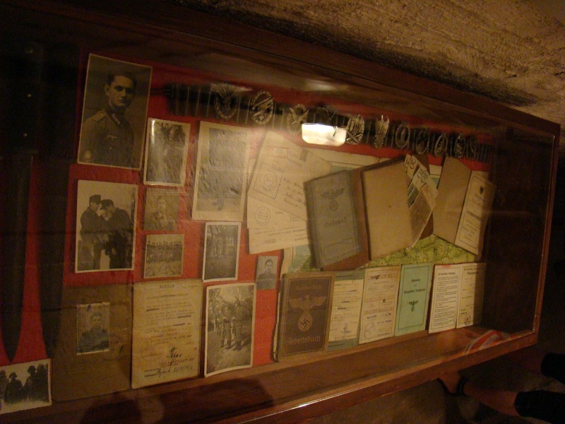 Zdjęcie w galerii na portalu naszwodzislaw.com: Sanitariuszki i mundurowi przy muzeum wiadomości z regionu