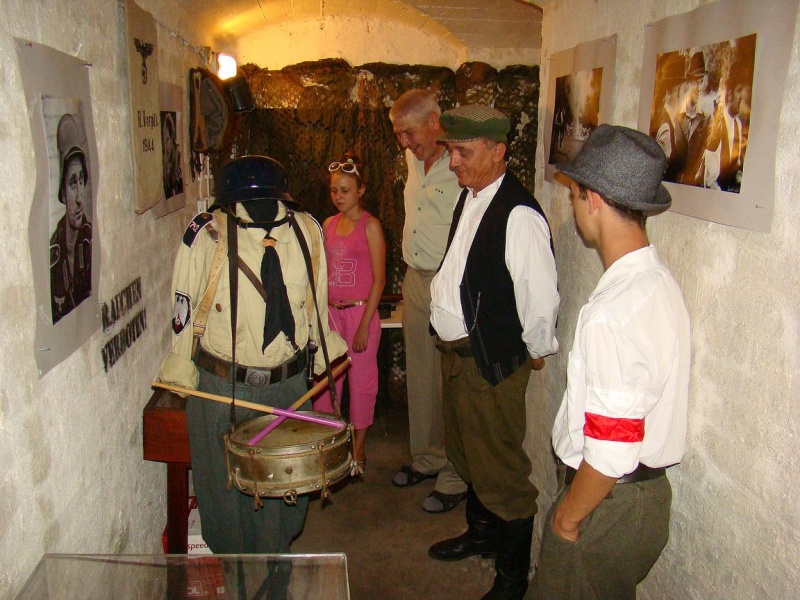 Zdjęcie w galerii na portalu naszwodzislaw.com: Sanitariuszki i mundurowi przy muzeum wiadomości z regionu