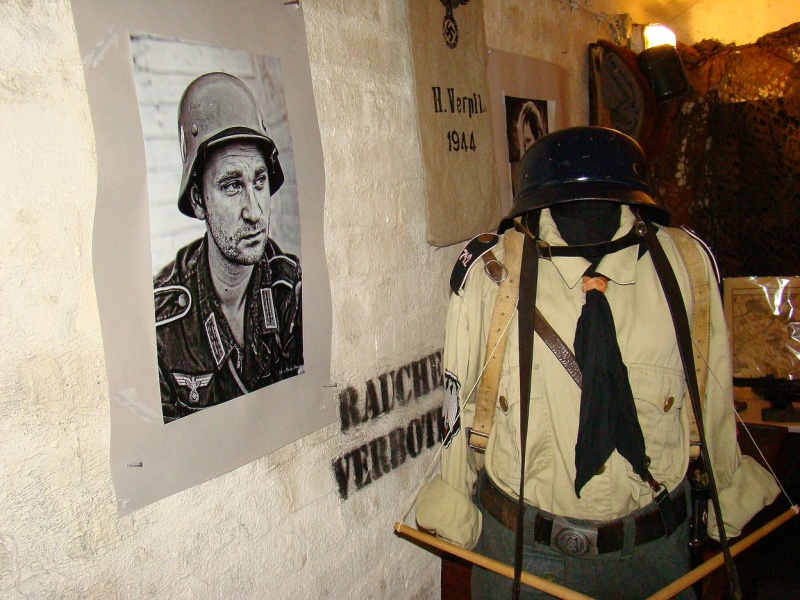 Zdjęcie w galerii na portalu naszwodzislaw.com: Sanitariuszki i mundurowi przy muzeum wiadomości z regionu