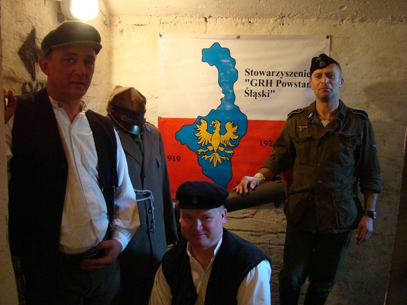 Zdjęcie w galerii na portalu naszwodzislaw.com: Sanitariuszki i mundurowi przy muzeum wiadomości z regionu