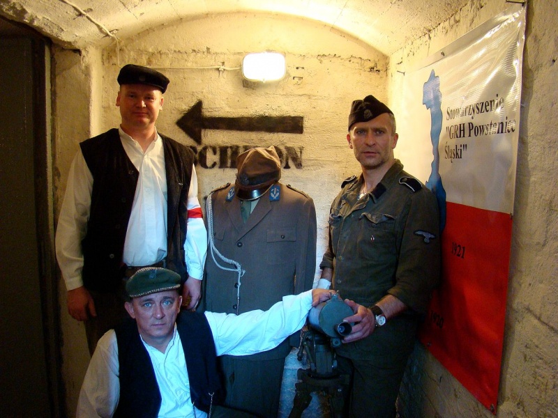 Zdjęcie w galerii na portalu naszwodzislaw.com: Sanitariuszki i mundurowi przy muzeum wiadomości z regionu