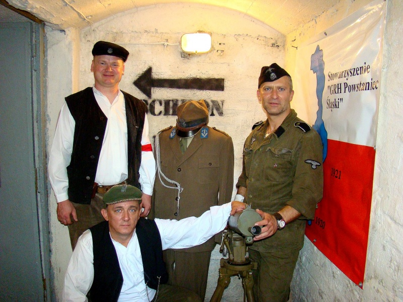 Zdjęcie w galerii na portalu naszwodzislaw.com: Sanitariuszki i mundurowi przy muzeum wiadomości z regionu