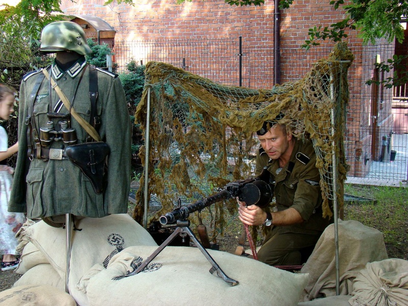 Zdjęcie w galerii na portalu naszwodzislaw.com: Sanitariuszki i mundurowi przy muzeum wiadomości z regionu