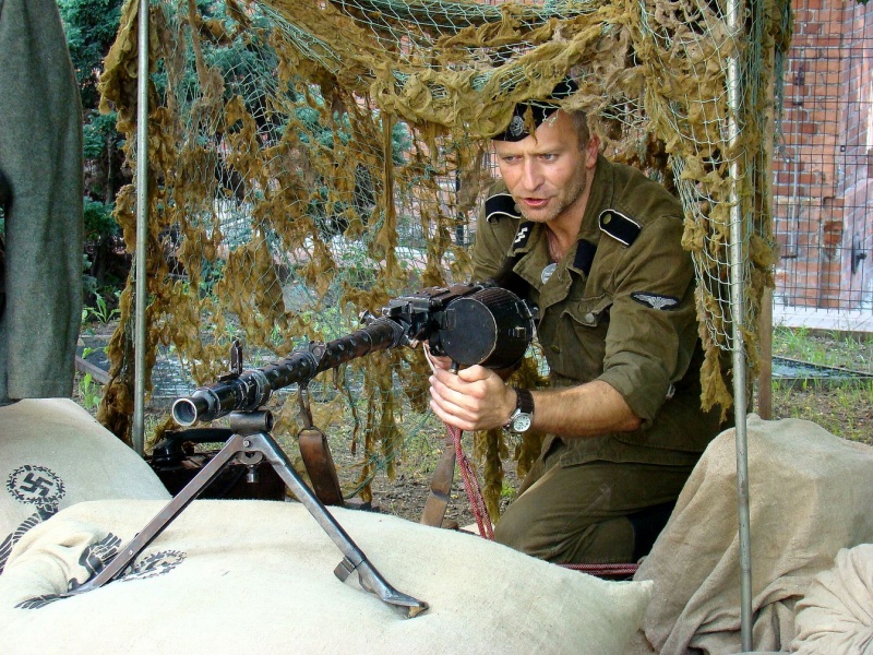 Zdjęcie w galerii na portalu naszwodzislaw.com: Sanitariuszki i mundurowi przy muzeum wiadomości z regionu