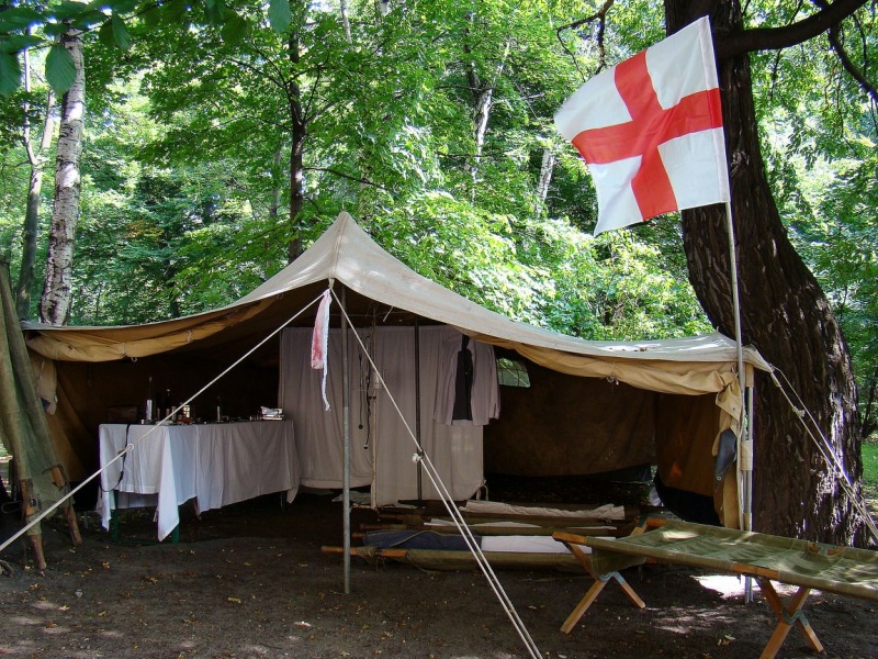 Zdjęcie w galerii na portalu naszwodzislaw.com: Sanitariuszki i mundurowi przy muzeum wiadomości z regionu