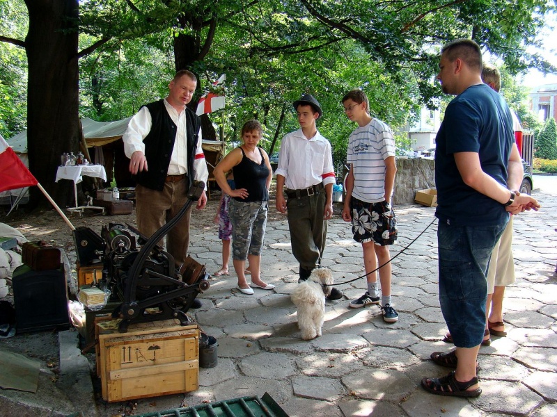 Zdjęcie w galerii na portalu naszwodzislaw.com: Sanitariuszki i mundurowi przy muzeum wiadomości z regionu