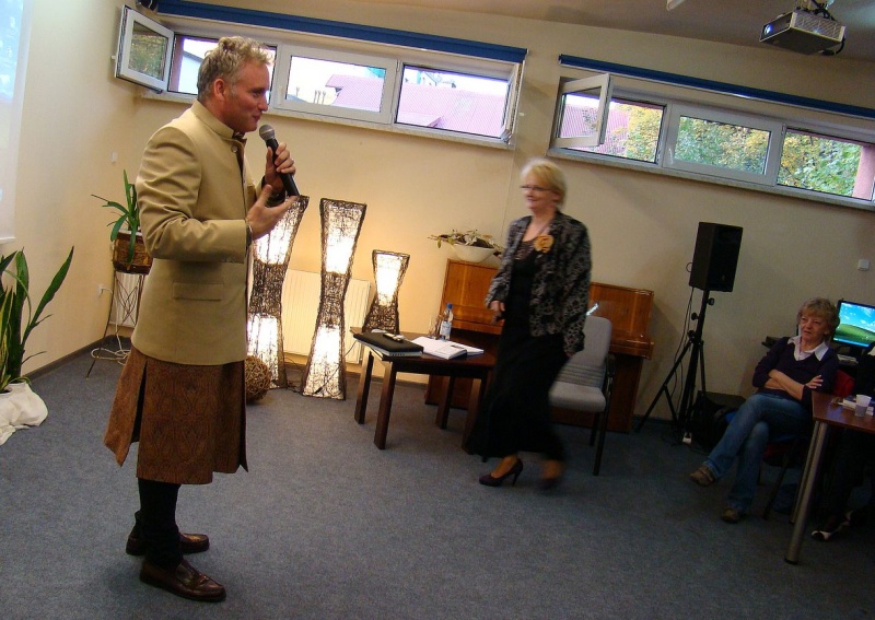 Zdjęcie w galerii na portalu naszwodzislaw.com: Jarosław Kret przyjechał w kiecce wiadomości z regionu