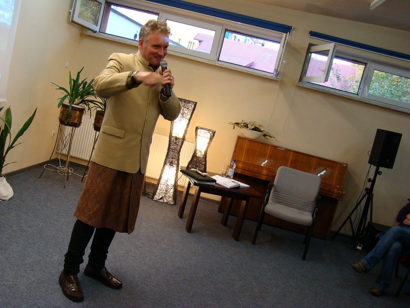 Zdjęcie w galerii na portalu naszwodzislaw.com: Jarosław Kret przyjechał w kiecce wiadomości z regionu