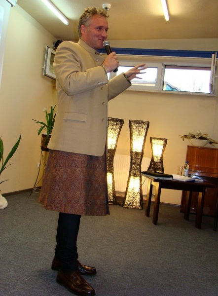 Zdjęcie w galerii na portalu naszwodzislaw.com: Jarosław Kret przyjechał w kiecce wiadomości z regionu