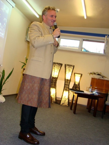 Zdjęcie w galerii na portalu naszwodzislaw.com: Jarosław Kret przyjechał w kiecce wiadomości z regionu