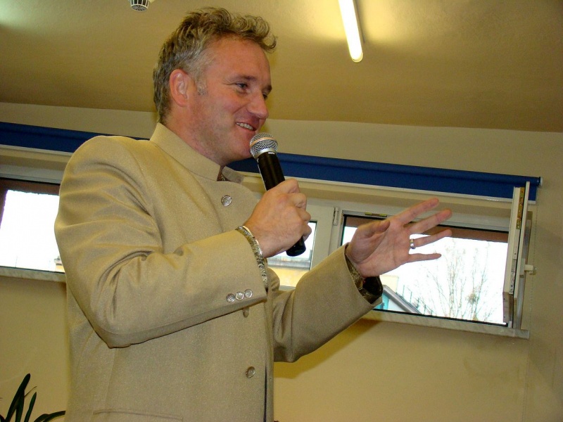 Zdjęcie w galerii na portalu naszwodzislaw.com: Jarosław Kret przyjechał w kiecce wiadomości z regionu