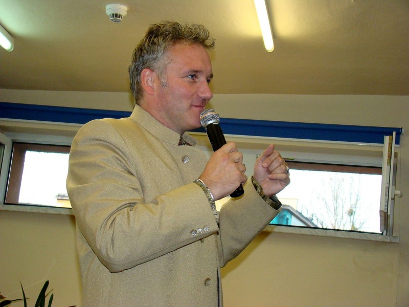 Zdjęcie w galerii na portalu naszwodzislaw.com: Jarosław Kret przyjechał w kiecce wiadomości z regionu