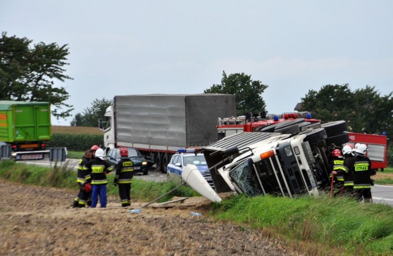 Zdjęcie w galerii na portalu naszwodzislaw.com: Tir na wodzisławskich tablicach w rowie wiadomości z regionu