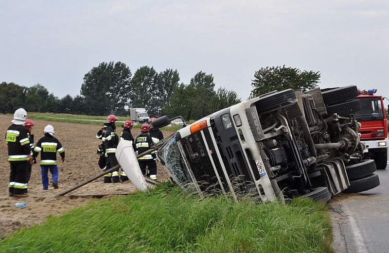 Zdjęcie w galerii na portalu naszwodzislaw.com: Tir na wodzisławskich tablicach w rowie wiadomości z regionu