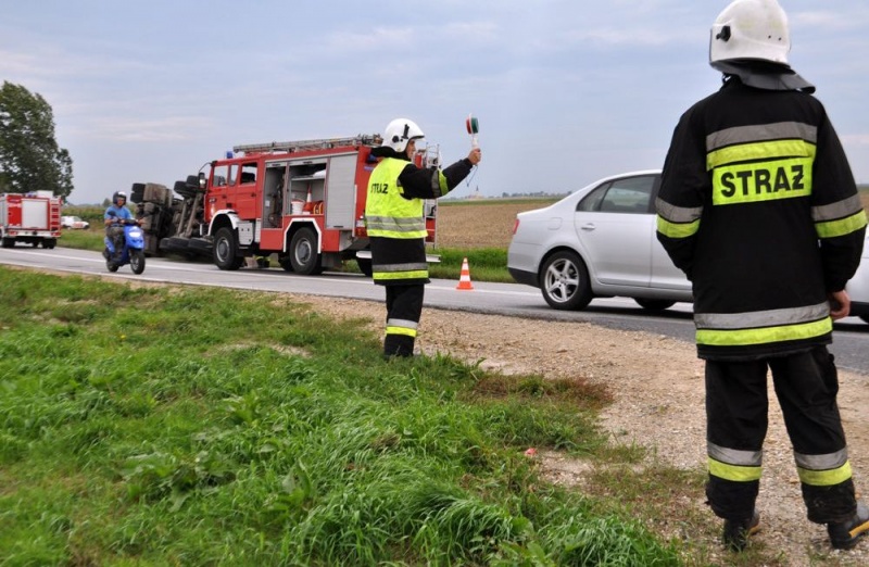 Zdjęcie w galerii na portalu naszwodzislaw.com: Tir na wodzisławskich tablicach w rowie wiadomości z regionu