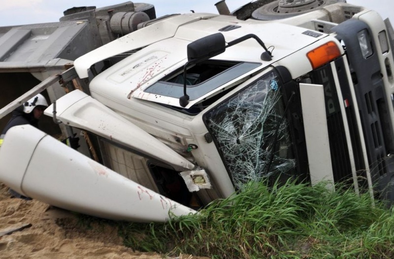 Zdjęcie w galerii na portalu naszwodzislaw.com: Tir na wodzisławskich tablicach w rowie wiadomości z regionu