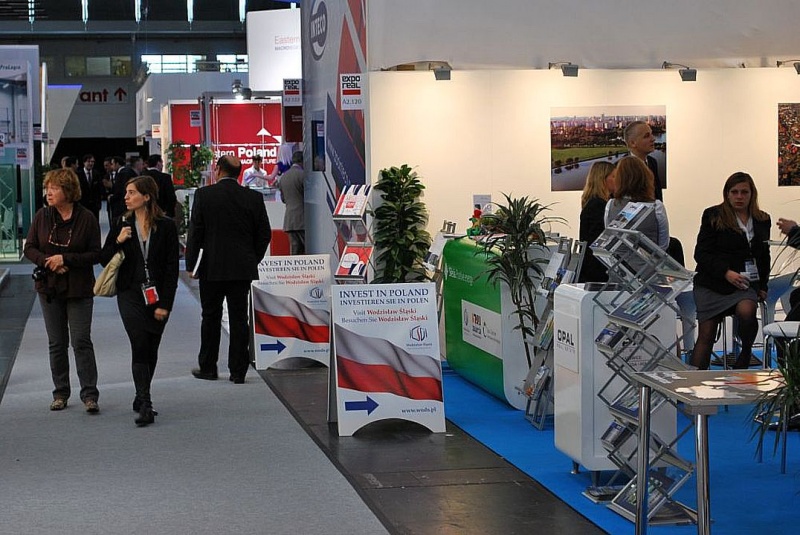 Zdjęcie w galerii na portalu naszwodzislaw.com: Promowali się przy największym stoisku wiadomości z regionu