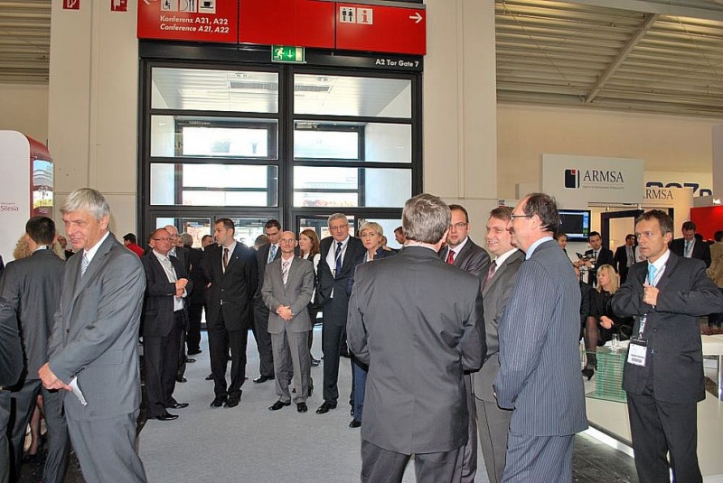 Zdjęcie w galerii na portalu naszwodzislaw.com: Promowali się przy największym stoisku wiadomości z regionu