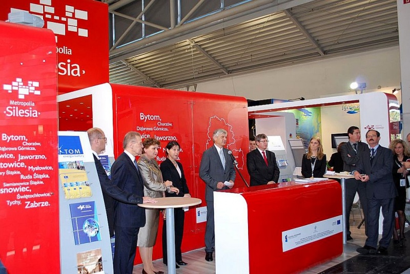 Zdjęcie w galerii na portalu naszwodzislaw.com: Promowali się przy największym stoisku wiadomości z regionu