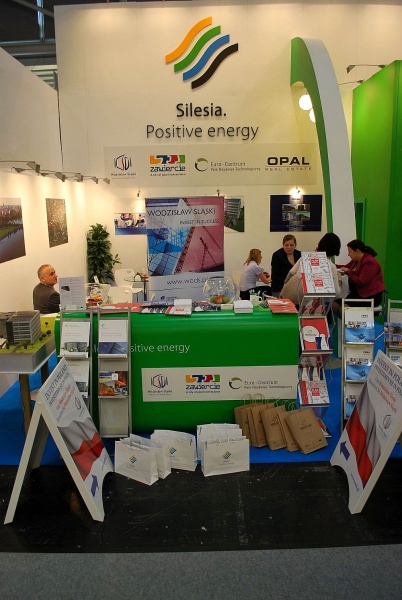 Zdjęcie w galerii na portalu naszwodzislaw.com: Promowali się przy największym stoisku wiadomości z regionu