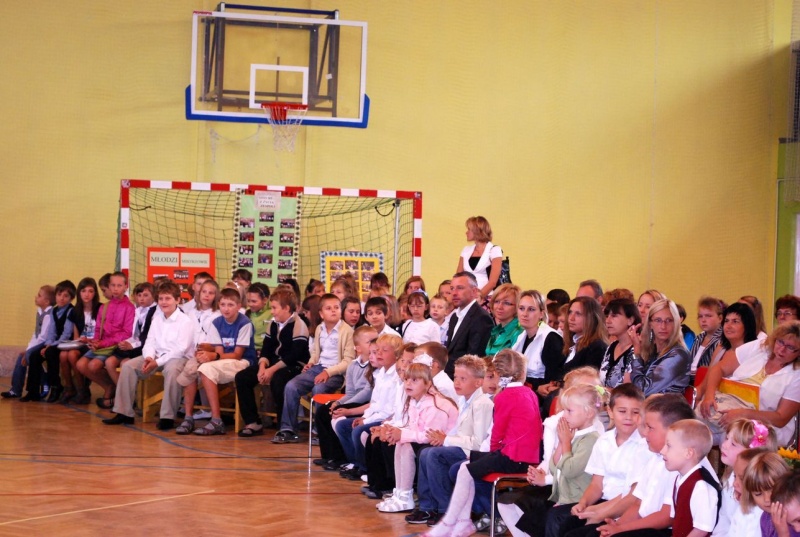 Zdjęcie w galerii na portalu naszwodzislaw.com: Pierwszy dzwonek w Radlinie II wiadomości z regionu