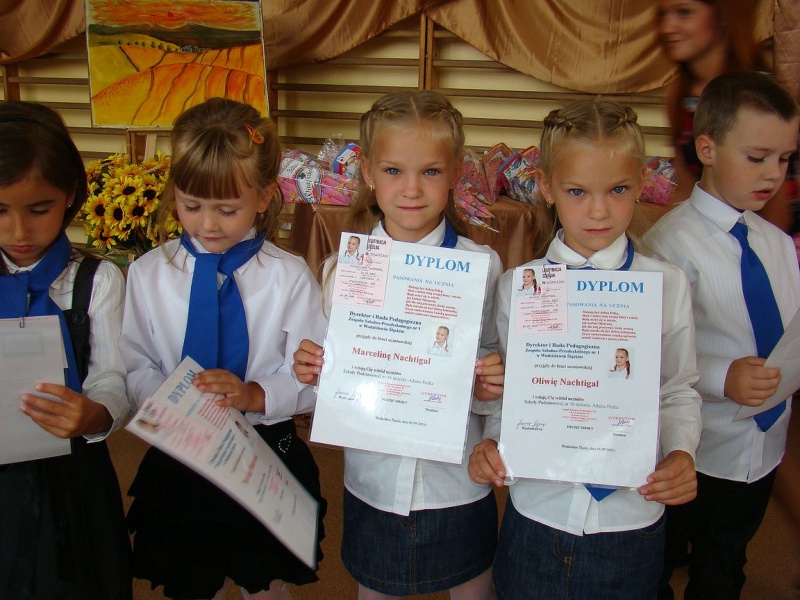 Zdjęcie w galerii na portalu naszwodzislaw.com: Prezydent Kieca przepytał pierwszaków wiadomości z regionu