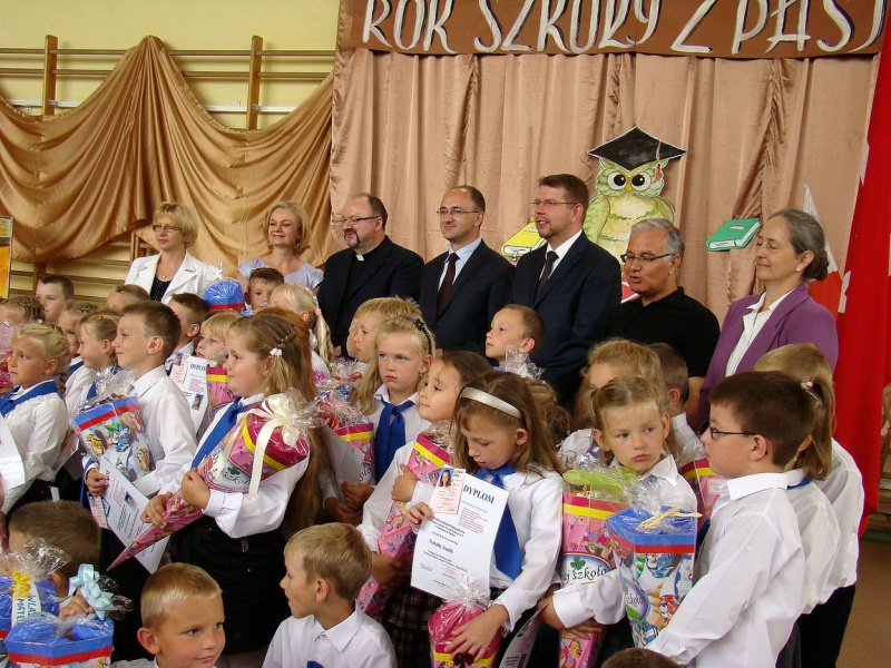 Zdjęcie w galerii na portalu naszwodzislaw.com: Prezydent Kieca przepytał pierwszaków wiadomości z regionu