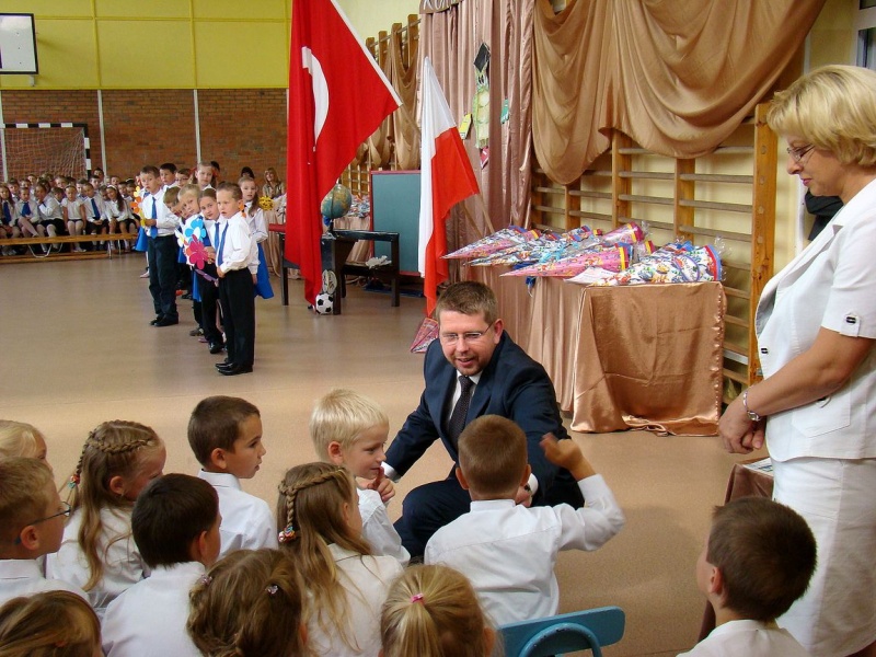 Zdjęcie w galerii na portalu naszwodzislaw.com: Prezydent Kieca przepytał pierwszaków wiadomości z regionu
