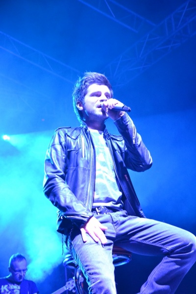 Zdjęcie w galerii na portalu naszwodzislaw.com: Łukasz Zagrobelny na radlińskiej scenie wiadomości z regionu