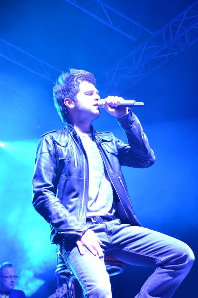 Zdjęcie w galerii na portalu naszwodzislaw.com: Łukasz Zagrobelny na radlińskiej scenie wiadomości z regionu