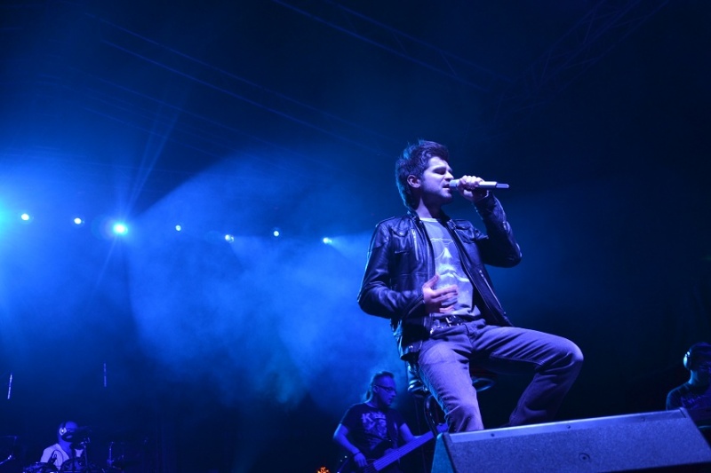 Zdjęcie w galerii na portalu naszwodzislaw.com: Łukasz Zagrobelny na radlińskiej scenie wiadomości z regionu