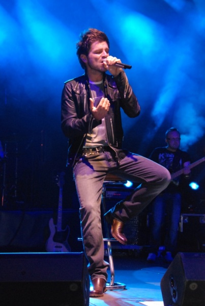 Zdjęcie w galerii na portalu naszwodzislaw.com: Łukasz Zagrobelny na radlińskiej scenie wiadomości z regionu