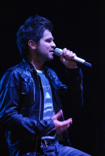 Zdjęcie w galerii na portalu naszwodzislaw.com: Łukasz Zagrobelny na radlińskiej scenie wiadomości z regionu