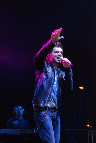 Zdjęcie w galerii na portalu naszwodzislaw.com: Łukasz Zagrobelny na radlińskiej scenie wiadomości z regionu