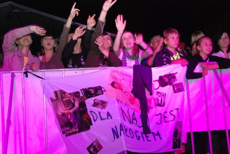 Zdjęcie w galerii na portalu naszwodzislaw.com: Łukasz Zagrobelny na radlińskiej scenie wiadomości z regionu