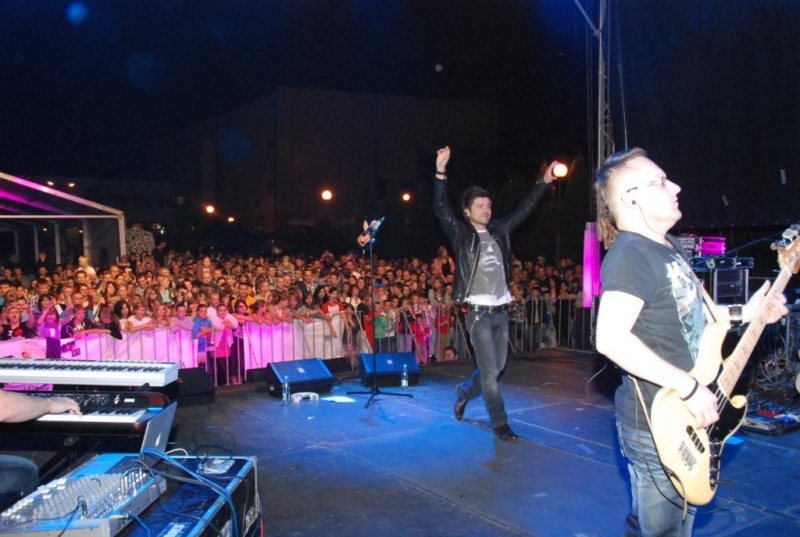 Zdjęcie w galerii na portalu naszwodzislaw.com: Łukasz Zagrobelny na radlińskiej scenie wiadomości z regionu