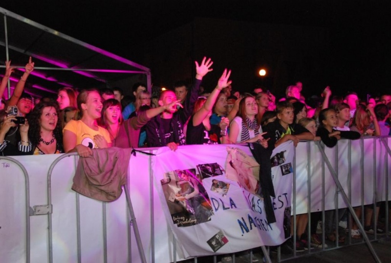 Zdjęcie w galerii na portalu naszwodzislaw.com: Łukasz Zagrobelny na radlińskiej scenie wiadomości z regionu