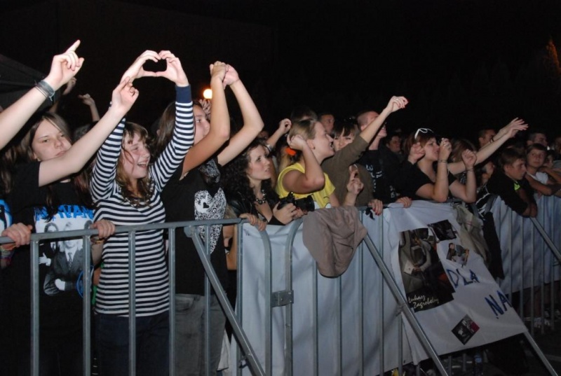 Zdjęcie w galerii na portalu naszwodzislaw.com: Łukasz Zagrobelny na radlińskiej scenie wiadomości z regionu